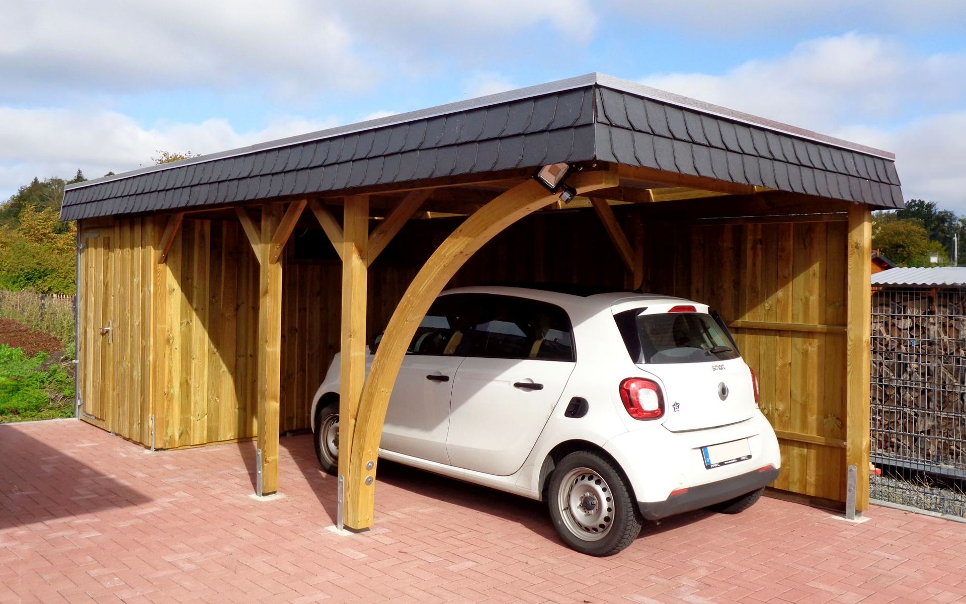 Einzelcarport 310x700 cm mit Leimholzbogen und Abstellraum Einzelcarport 310x700 cm mit Leimholzbogen und Abstellraum